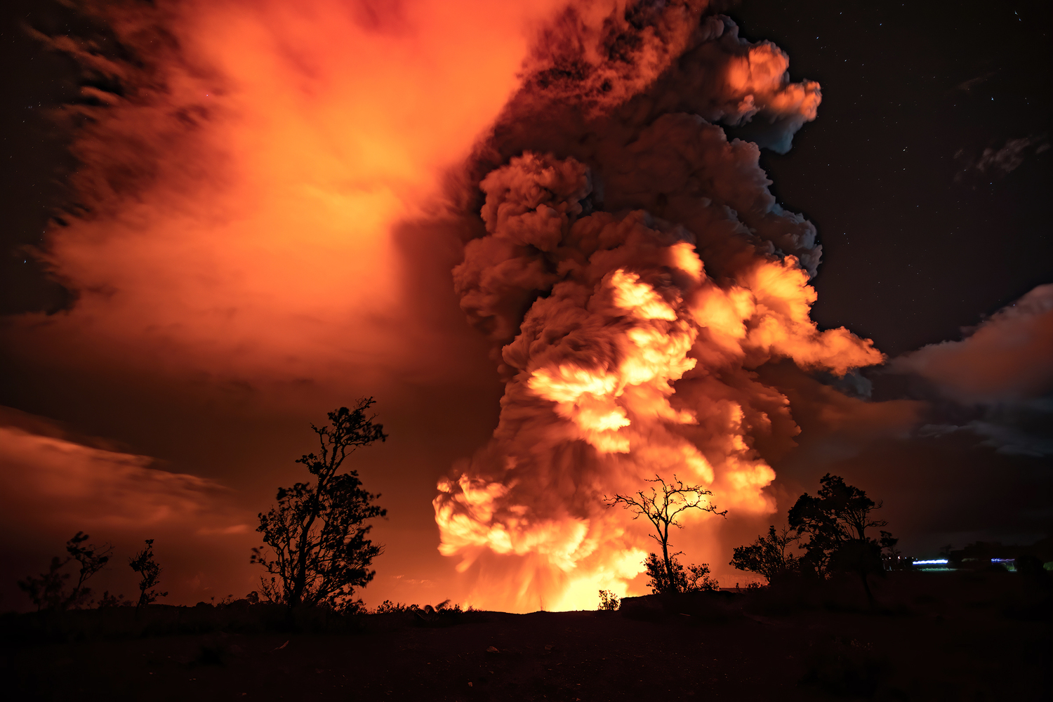 夏威夷火山噴發染紅天際 火山灰恐排放至大氣層影響飛安