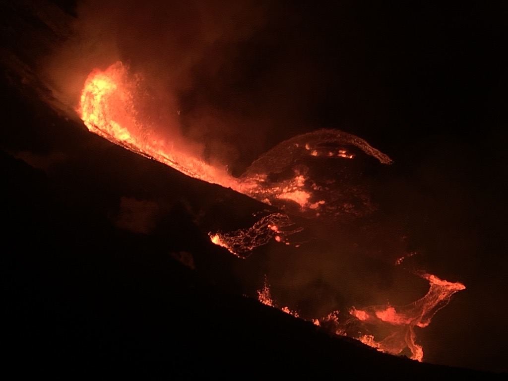 夏威夷火山噴發染紅天際 火山灰恐排放至大氣層影響飛安