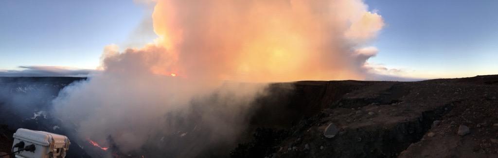 夏威夷火山噴發染紅天際 火山灰恐排放至大氣層影響飛安
