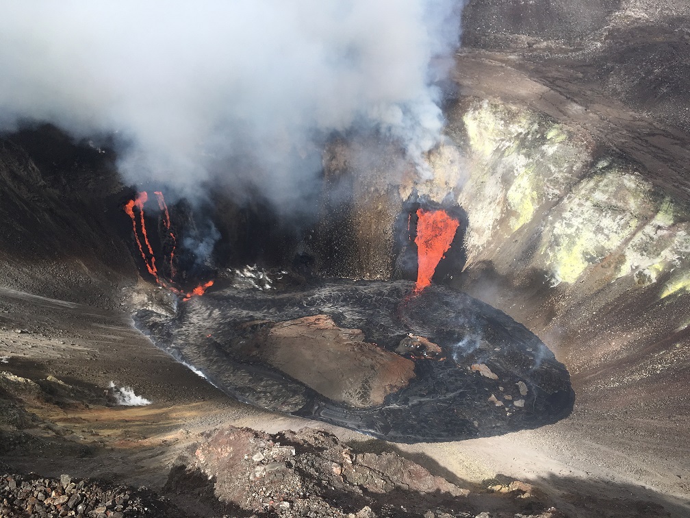 夏威夷火山噴發染紅天際 火山灰恐排放至大氣層影響飛安
