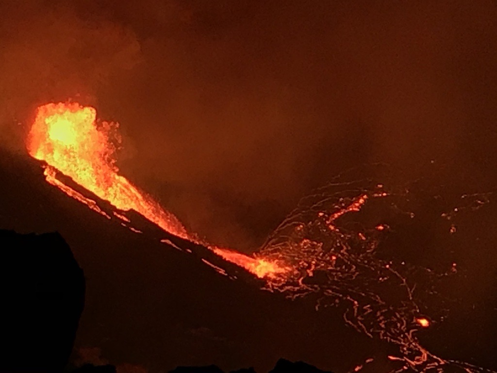 夏威夷火山噴發染紅天際 火山灰恐排放至大氣層影響飛安