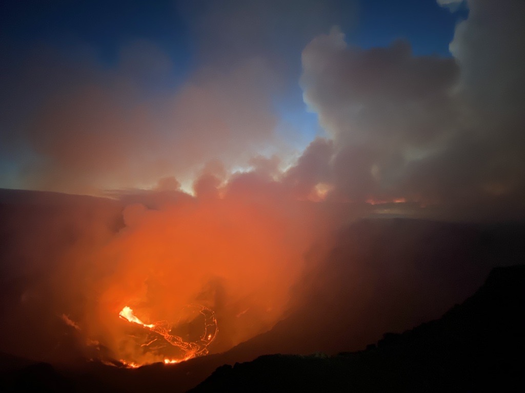 夏威夷火山噴發染紅天際 火山灰恐排放至大氣層影響飛安