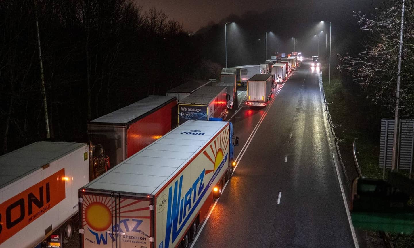 歐洲一個卡車組織「Europa Trucks」在臉書表示，英國被禁止進入歐洲後，排隊通往歐盟國家的車陣綿延數公里。   圖：翻攝自Europa Trucks臉書