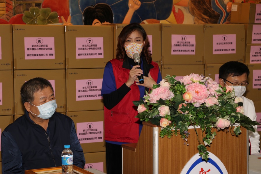 威欣利公司董事長陳怡利表示,市面兒童口罩仍不容易買,因此慨捐 20萬片。 圖:新北市社會局提供 威欣利公司董事長陳怡利表示,市面兒童口罩仍不容易買,因此慨捐 20萬片。 圖:新北市社會局提供