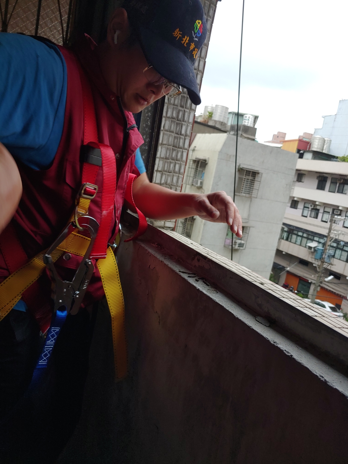 動保員梁昱偉迅速回現場,穿著裝備救援。 圖:新北市動保處提供 動保員梁昱偉迅速回現場,穿著裝備救援。 圖:新北市動保處提供