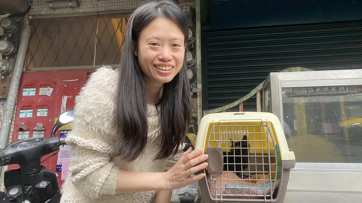 通報救起幼貓後,劉小姐開心合影。 圖:新北市動保處提供 通報救起幼貓後,劉小姐開心合影。 圖:新北市動保處提供