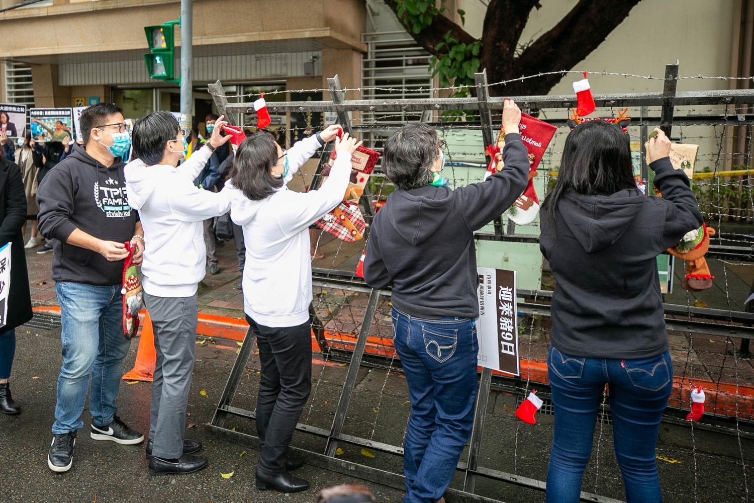 民眾黨5立委將願望放進拒馬上的聖誕襪裡,盼擋下萊豬進口。 圖:民眾黨團 / 提供 民眾黨5立委將願望放進拒馬上的聖誕襪裡,盼擋下萊豬進口。 圖:民眾黨團 / 提供