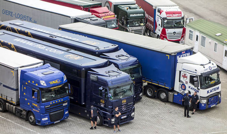 20日起，5千多名來自歐盟各地的卡車司機遭滯留於英國多佛港，動彈不得。   圖：翻攝自《環球網》