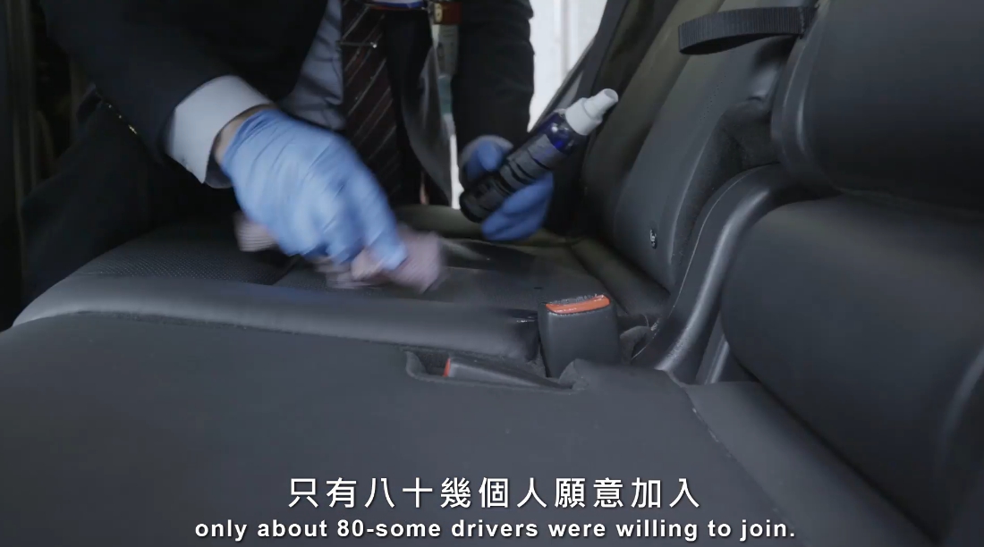 防疫車隊拿酒精消毒計程車坐墊。 圖 : 翻攝自蘇貞昌臉書。 防疫車隊拿酒精消毒計程車坐墊。 圖 : 翻攝自蘇貞昌臉書。