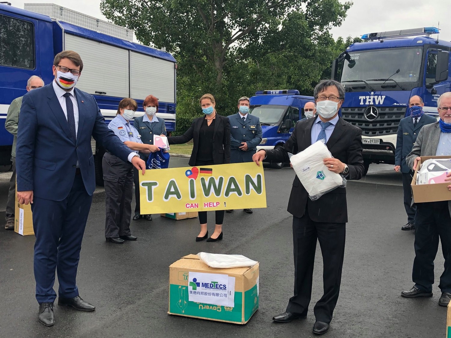 我駐德代表謝志偉(前排右)致力促進台德外交,代表台灣捐贈口罩等物資。 圖:翻攝自駐德代表處臉書 我駐德代表謝志偉(前排右)致力促進台德外交,代表台灣捐贈口罩等物資。 圖:翻攝自駐德代表處臉書