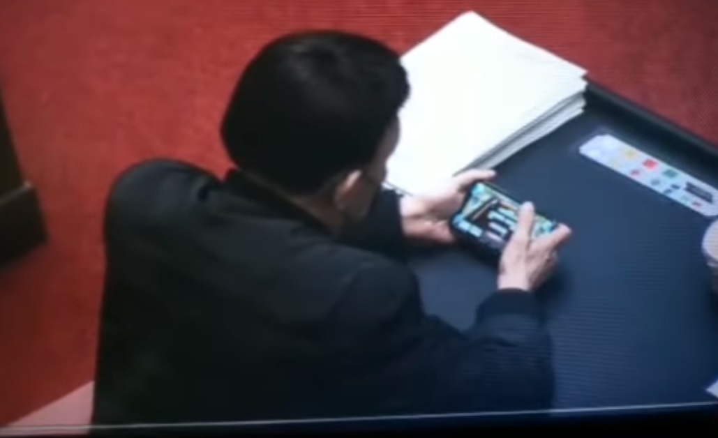 拿納稅人的錢在國會打手遊麻將 羅友志怒嗆余天「懶」豬立委