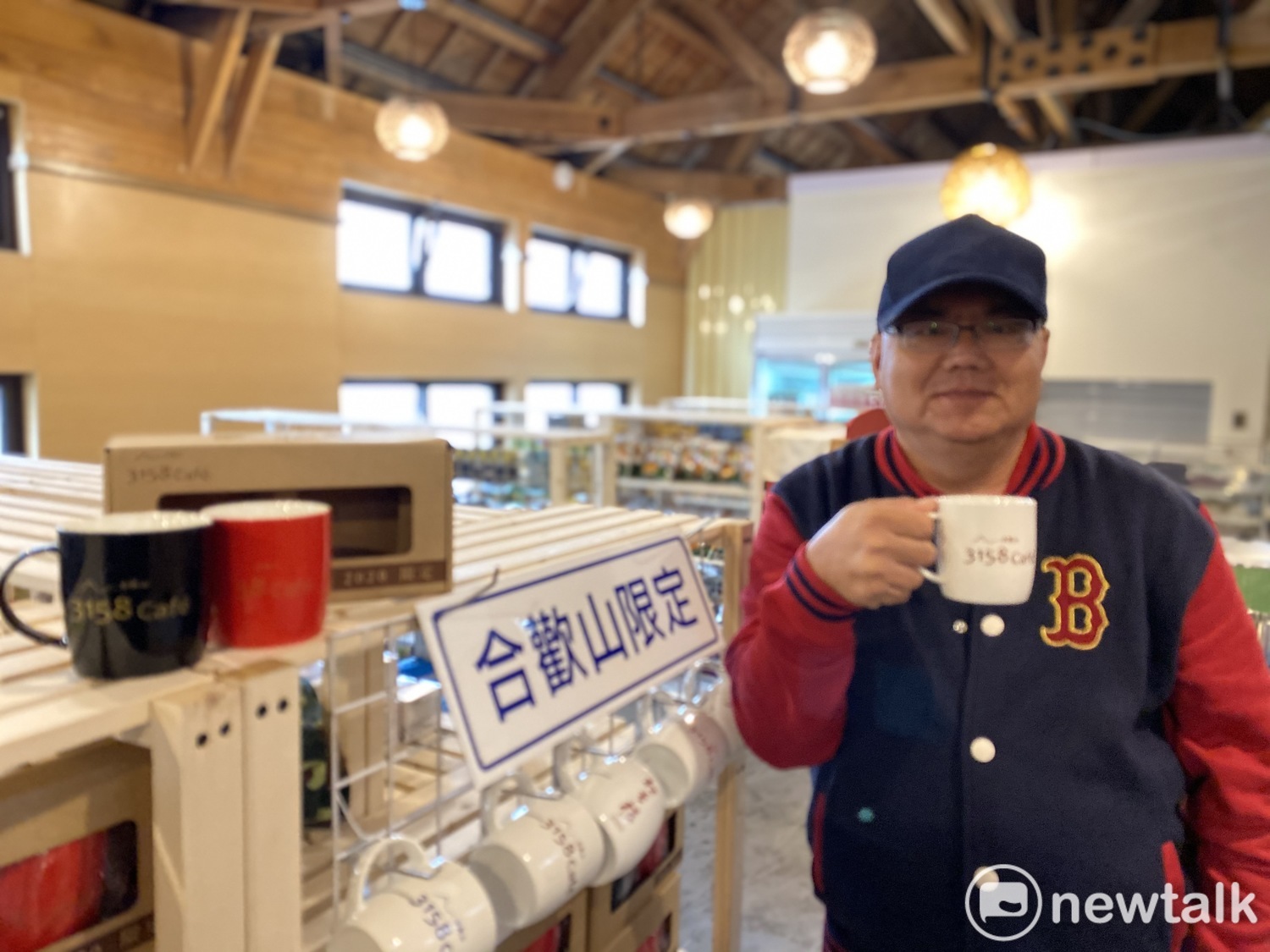 東勢林管處推動無痕山林運動,販賣部的熱飲使用合歡山限定版的3158馬克杯。 唐復年/攝 東勢林管處推動無痕山林運動,販賣部的熱飲使用合歡山限定版的3158馬克杯。 唐復年/攝