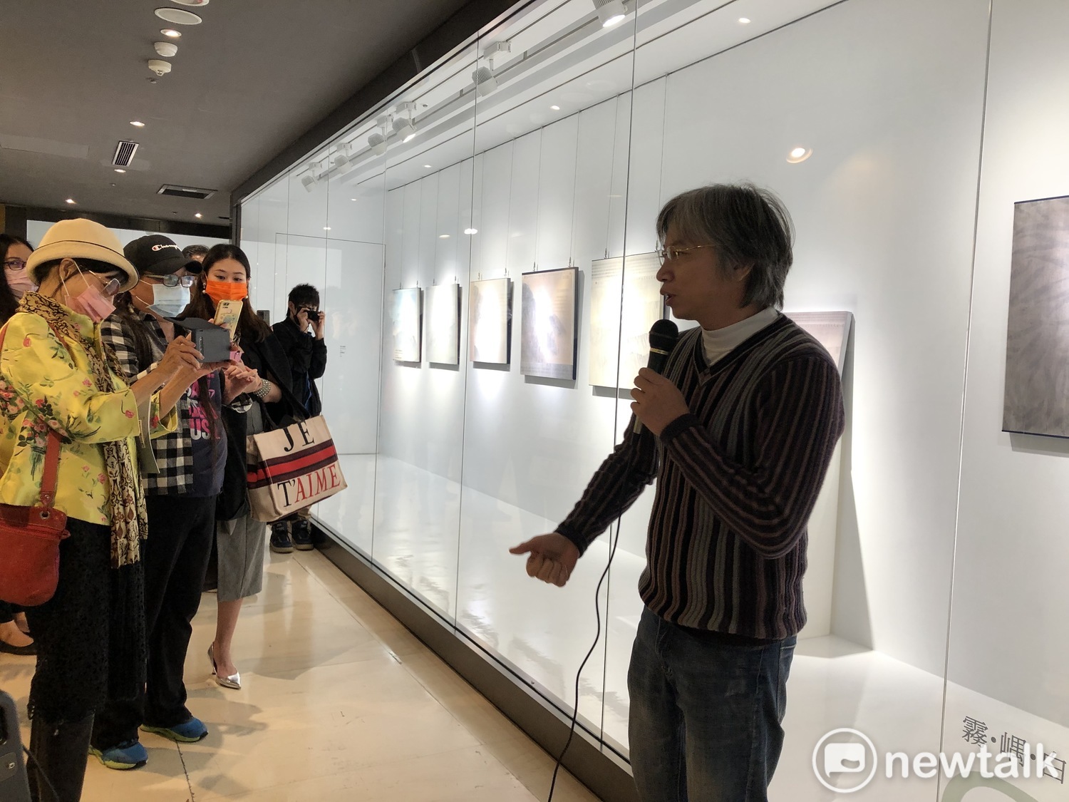 藝術家蕭巨昇為來賓導覽解說。 唐復年/攝 藝術家蕭巨昇為來賓導覽解說。 唐復年/攝