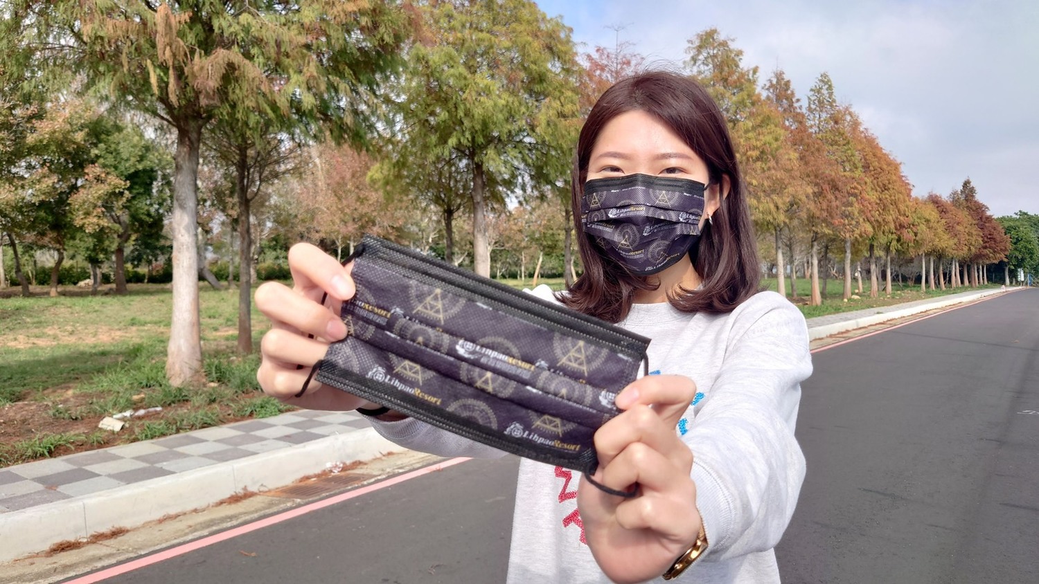 參加天空之夢尋光之旅活動,即送摩天輪黑金版口罩。 麗寶樂園/提供 參加天空之夢尋光之旅活動,即送摩天輪黑金版口罩。 麗寶樂園/提供