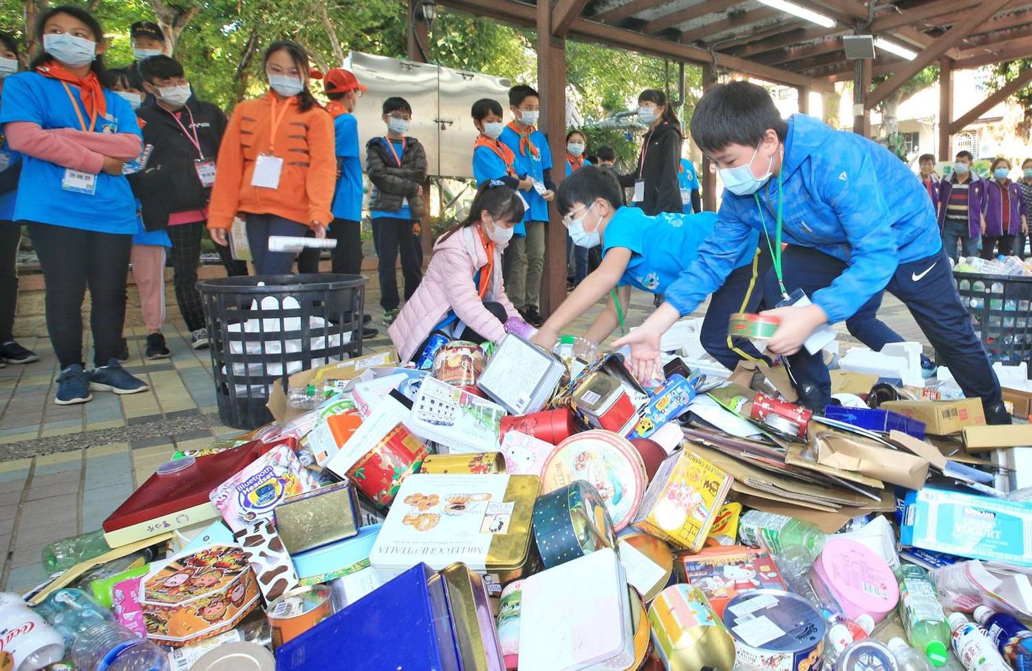環保小局長前往三重區順德里黃金資收站,實際體驗資收站運作過程。 圖:新北市環保局提供 環保小局長前往三重區順德里黃金資收站,實際體驗資收站運作過程。 圖:新北市環保局提供