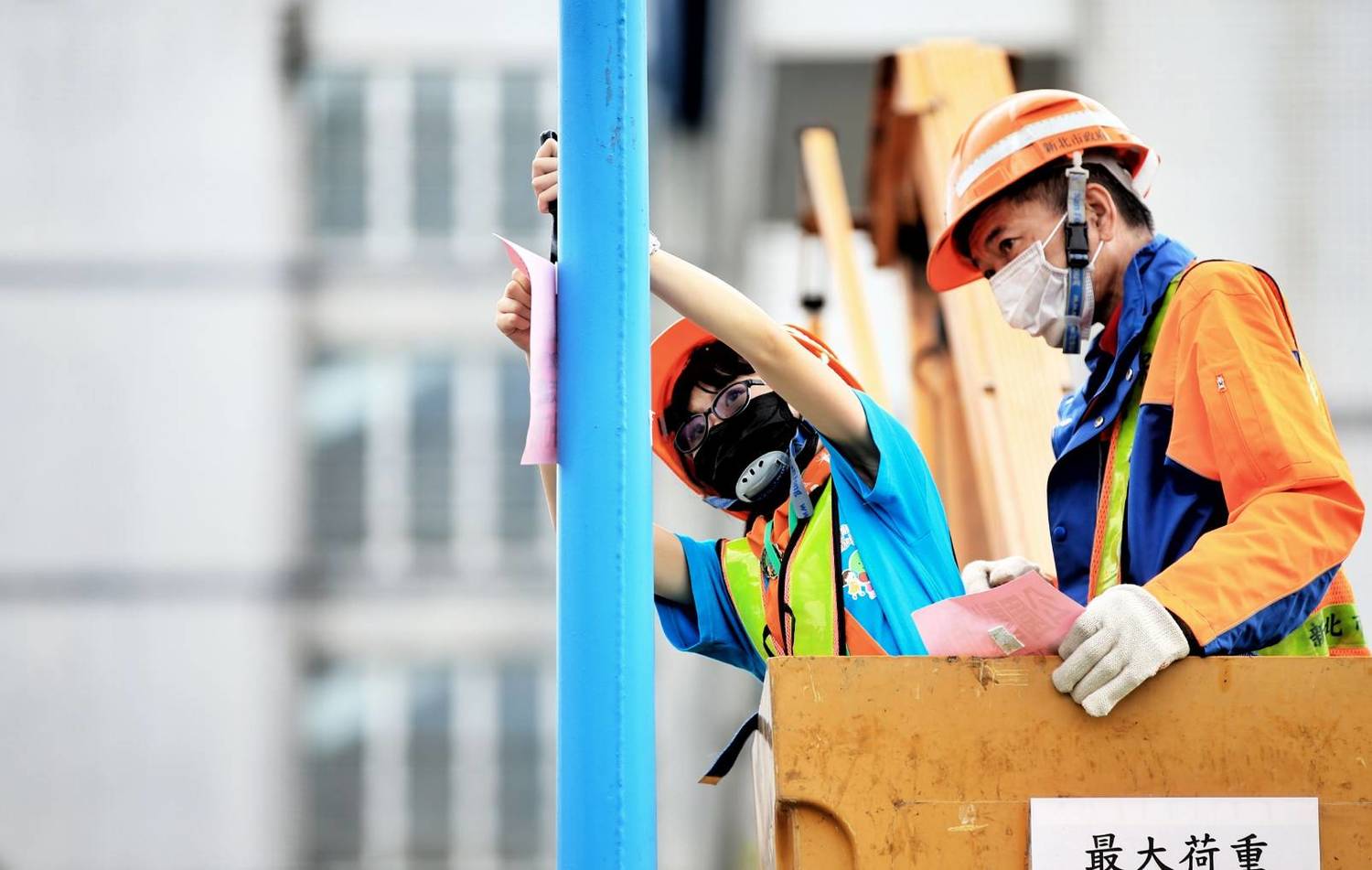 環保小局長體驗撕除小廣告的辛苦。 圖:新北市環保局提供 環保小局長體驗撕除小廣告的辛苦。 圖:新北市環保局提供