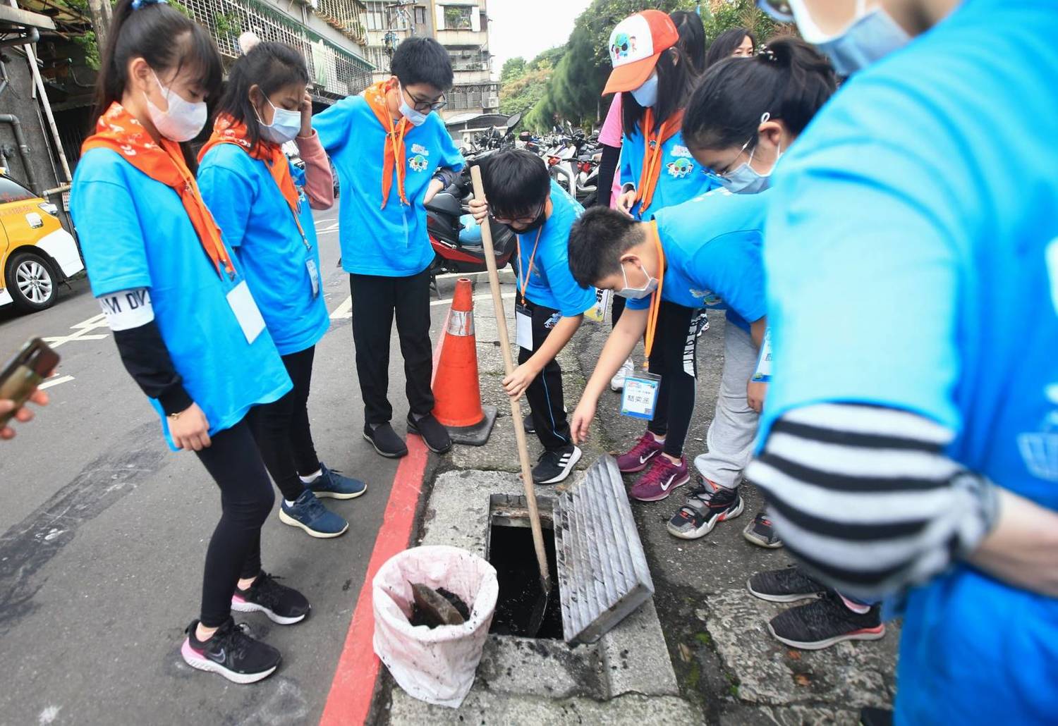環保小局長體驗清溝作業。 圖:新北市環保局提供 環保小局長體驗清溝作業。 圖:新北市環保局提供