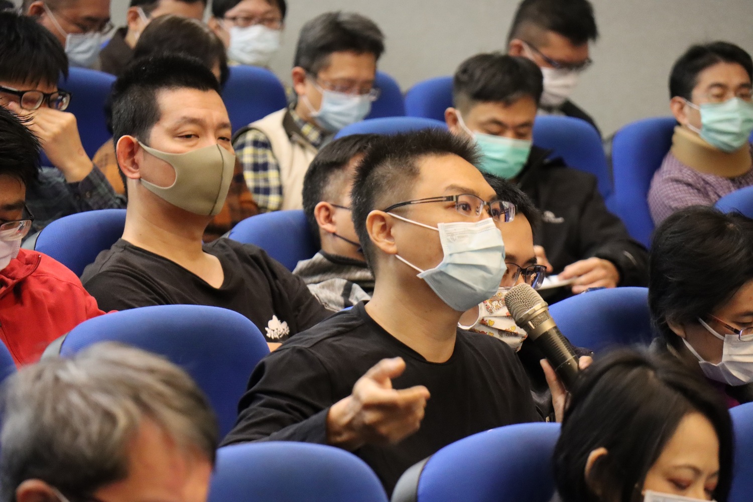 與會者把握綜合座談時間,分享自身調解經驗。 圖:新北市勞工局提供 與會者把握綜合座談時間,分享自身調解經驗。 圖:新北市勞工局提供