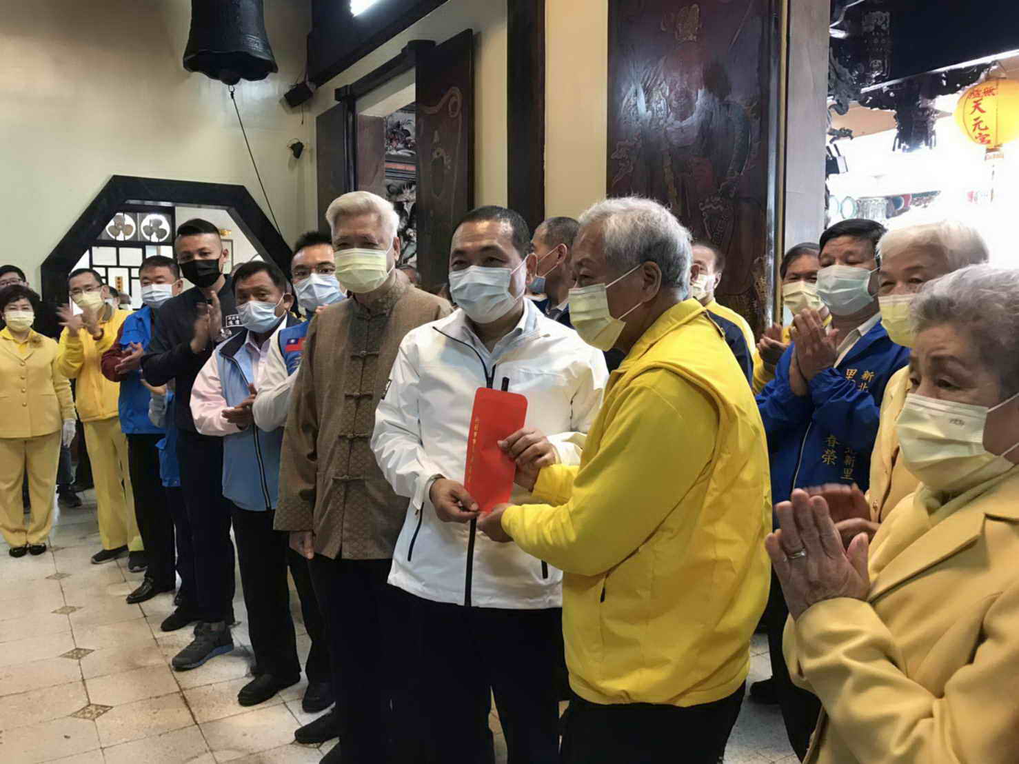 侯友宜前往淡水無極天元宮參拜並添香油錢,由董事長周志達 (右)代表接受。 圖:新北市民政局提供 侯友宜前往淡水無極天元宮參拜並添香油錢,由董事長周志達 (右)代表接受。 圖:新北市民政局提供