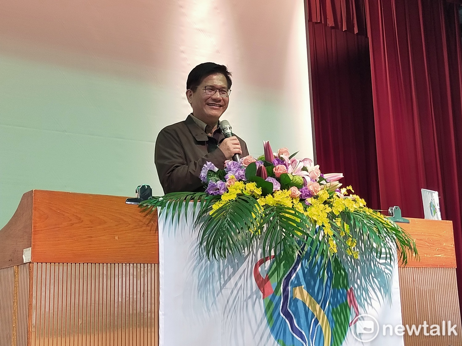 林佳龍說是被理事長周淑秋感動,才臨時決定出席。 唐復年/攝 林佳龍說是被理事長周淑秋感動,才臨時決定出席。 唐復年/攝
