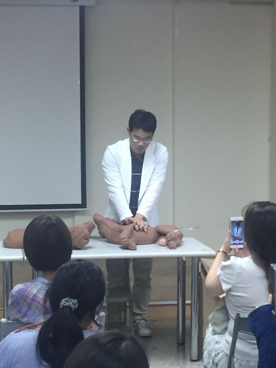 獸醫師謝侑達以假狗「安娜」作示範,指導如何為毛寶貝作CPR。 圖:新北市動保處提供 獸醫師謝侑達以假狗「安娜」作示範,指導如何為毛寶貝作CPR。 圖:新北市動保處提供