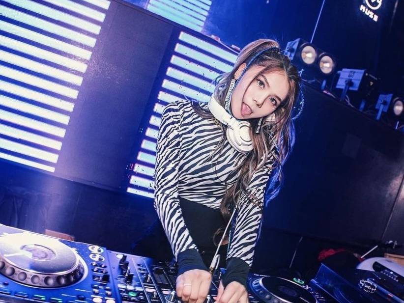 蕾菈改行當DJ？超新穎雙馬尾造型令人驚艷
