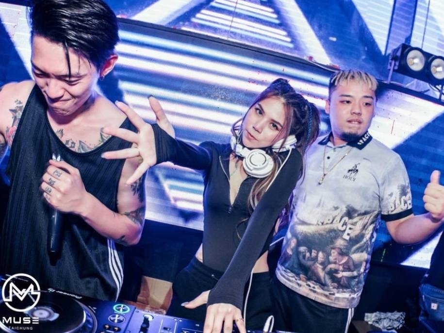 蕾菈改行當DJ？超新穎雙馬尾造型令人驚艷