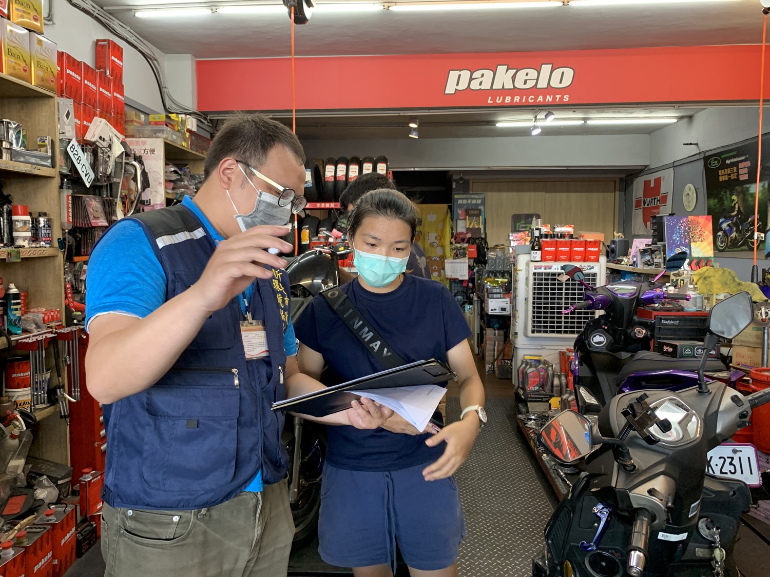 新北市環保局宣導業者配合生產及販售經主管機關審驗合格的排氣管。 圖:新北市環保局提供 新北市環保局宣導業者配合生產及販售經主管機關審驗合格的排氣管。 圖:新北市環保局提供