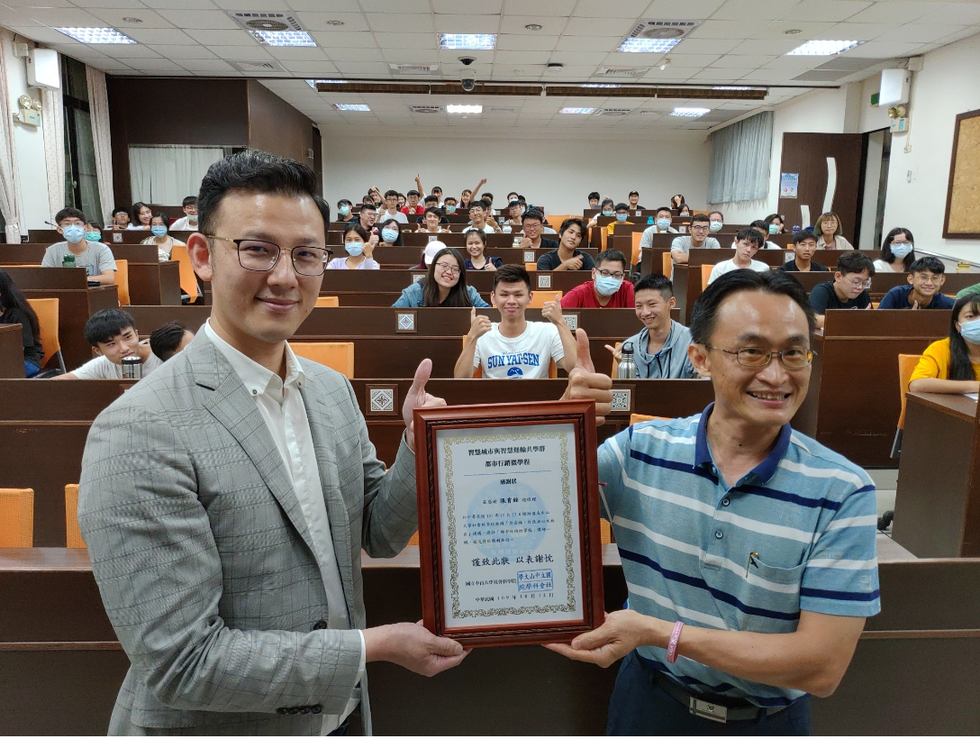 中山大學社會科學院教授李予綱(右)強調,智慧時尚股份有限公司總經理張育銓(左)是中山大學優秀校友,推出的「樂齡守護屏安是福」獲經濟部工業局智慧城鄉計畫的創新應用獎,其定位技術不僅應用在智慧長照,更作為台北火車站等車站室內地圖導航服務,以及香港、泰國皆有醫院、空港等場域應用。 圖/中山大學社科院 中山大學社會科學院教授李予綱(右)強調,智慧時尚股份有限公司總經理張育銓(左)是中山大學優秀校友,推出的「樂齡守護屏安是福」獲經濟部工業局智慧城鄉計畫的創新應用獎,其定位技術不僅應用在智慧長照,更作為台北火車站等車站室內地圖導航服務,以及香港、泰國皆有醫院、空港等場域應用。 圖/中山大學社科院