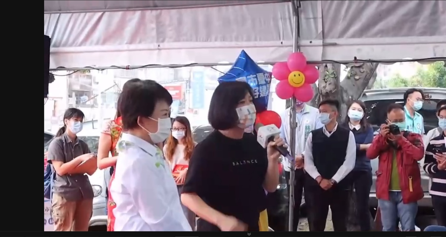 何欣純當著盧秀燕的面指開工拖延竟是市府沒編預算。 圖:羅廷瑋/提供 何欣純當著盧秀燕的面指開工拖延竟是市府沒編預算。 圖:羅廷瑋/提供