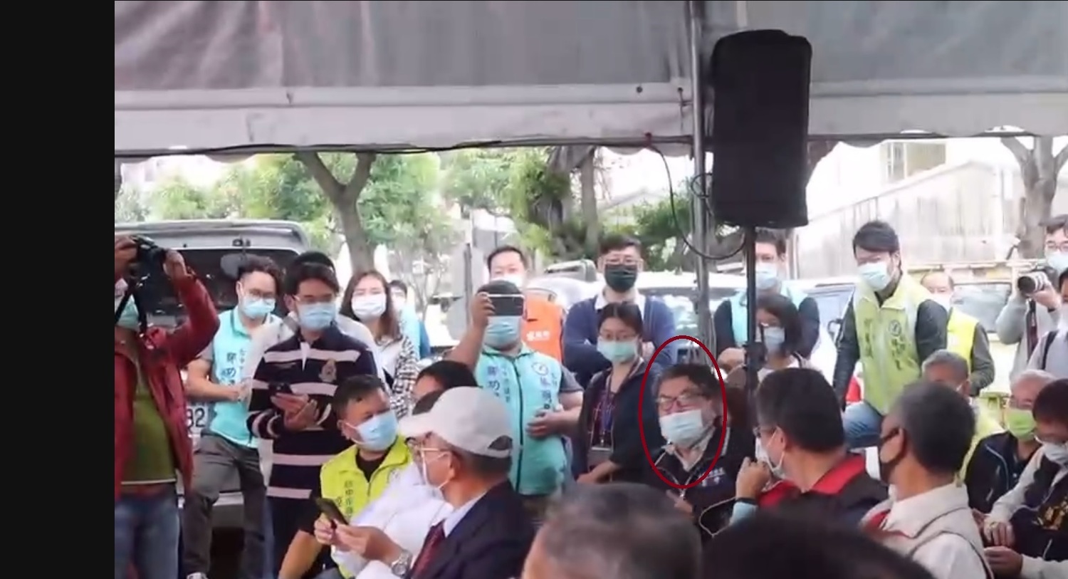 國民黨市議員李中在台下罵「林佳龍無能」。 圖:羅廷瑋/提供 國民黨市議員李中在台下罵「林佳龍無能」。 圖:羅廷瑋/提供