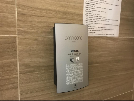 福隆大飯店客房沐浴乳等不使用一次性包裝產品。 圖:新北市環保局提供 福隆大飯店客房沐浴乳等不使用一次性包裝產品。 圖:新北市環保局提供