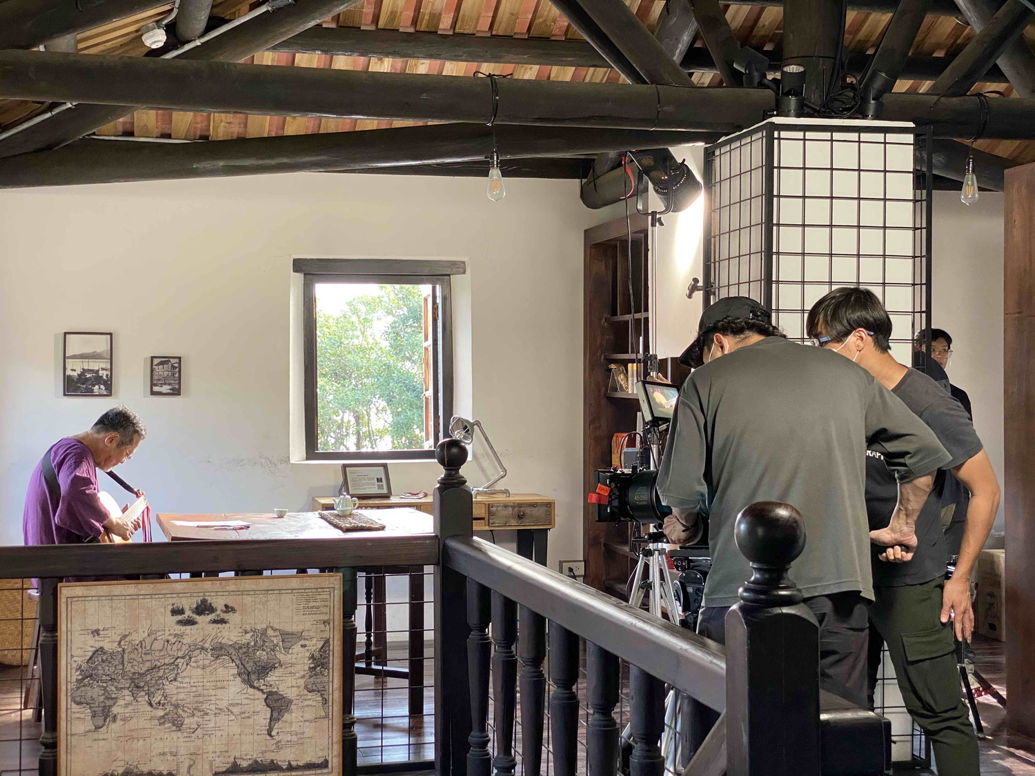 台灣民謠大師陳明章在淡水海關碼頭洋樓拍攝MV。 圖:淡水古蹟博物館提供 台灣民謠大師陳明章在淡水海關碼頭洋樓拍攝MV。 圖:淡水古蹟博物館提供