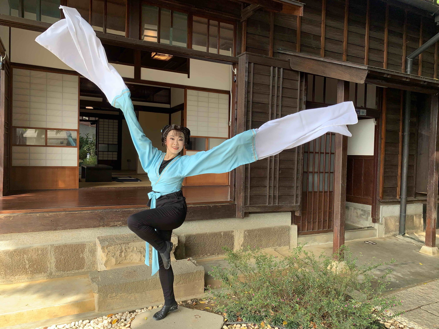 林芸丞老師以歌仔戲「都馬調」來演唱,並親自參與拍攝MV。 圖:淡水古蹟博物館提供 林芸丞老師以歌仔戲「都馬調」來演唱,並親自參與拍攝MV。 圖:淡水古蹟博物館提供