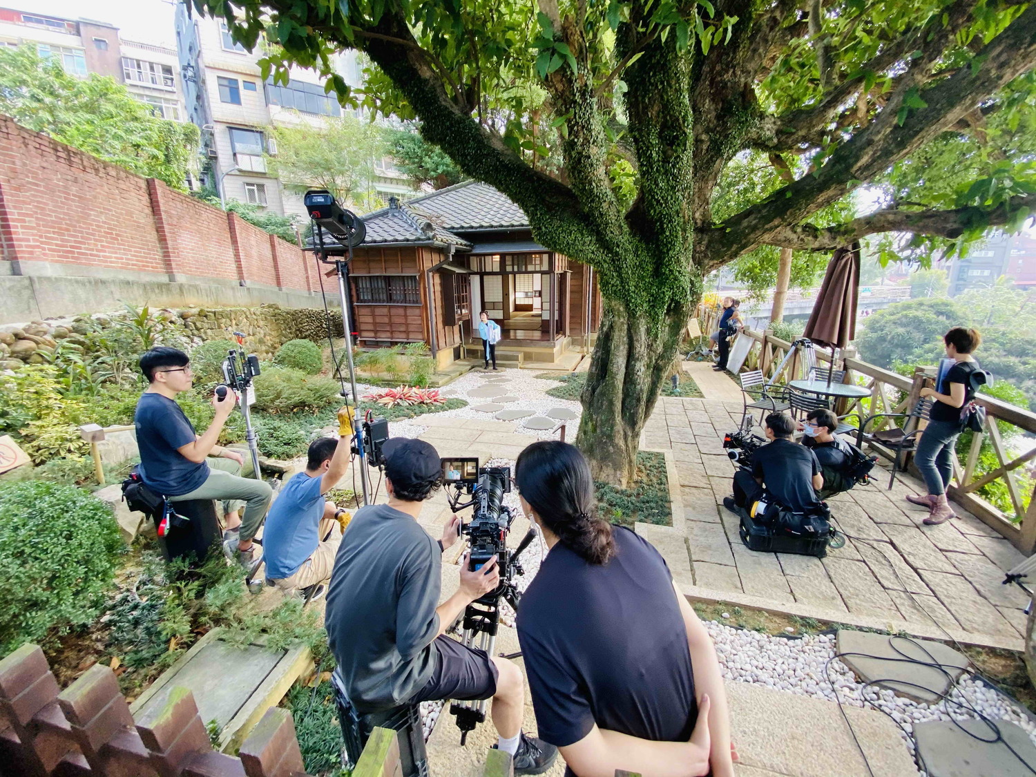林芸丞老師以歌仔戲「都馬調」來演唱,並親自參與拍攝MV。 林芸丞老師以歌仔戲「都馬調」來演唱,並親自參與拍攝MV。