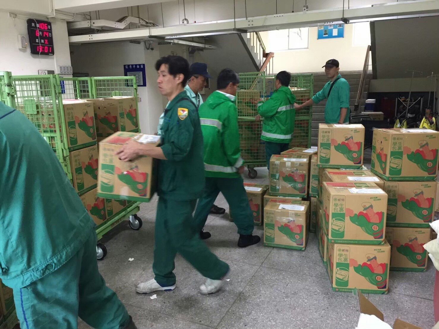 郵局於110年1月4日至1月22日舉辦「寒假學生包裹優惠」活動,除了有郵寄優惠,還有免費附贈紙箱。 圖:中華郵政公司/提供 郵局於110年1月4日至1月22日舉辦「寒假學生包裹優惠」活動,除了有郵寄優惠,還有免費附贈紙箱。 圖:中華郵政公司/提供