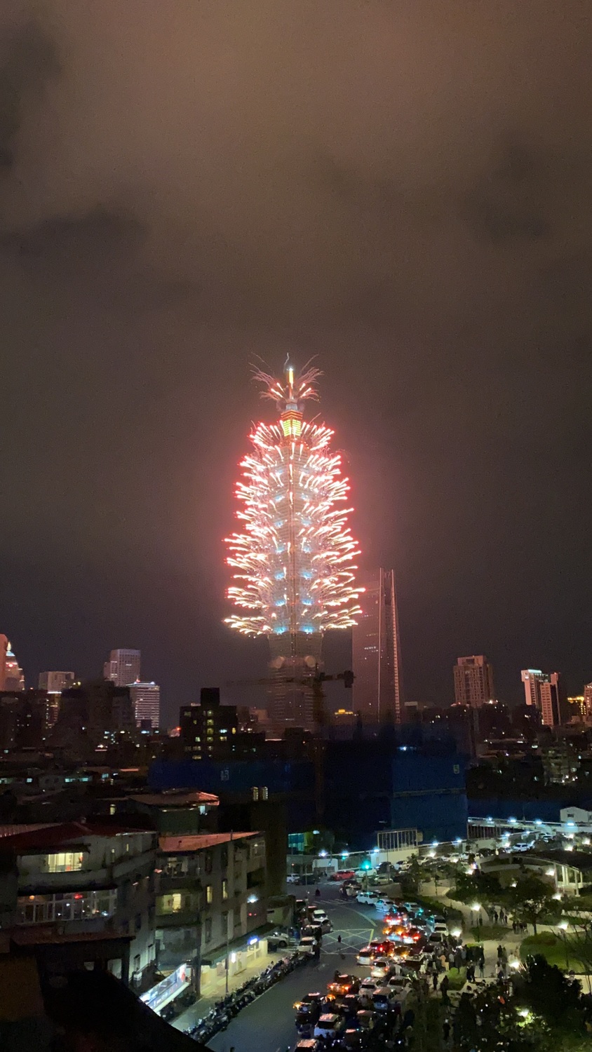 台北101煙火如期登場,璀璨施放向所有防疫英雄致敬。 圖:汪靖軒/攝 台北101煙火如期登場,璀璨施放向所有防疫英雄致敬。 圖:汪靖軒/攝