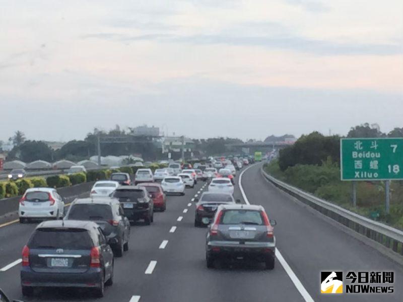 出遊車潮湧現 國5南向估塞到15時