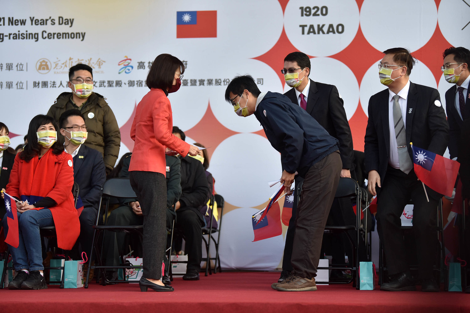 陳其邁一上台就向曾麗燕鞠躬致意。 圖:高雄市政府/提供 陳其邁一上台就向曾麗燕鞠躬致意。 圖:高雄市政府/提供