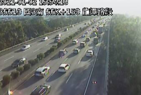 國道湧現車潮,圖為國3南向大溪至龍潭 國道湧現車潮,圖為國3南向大溪至龍潭