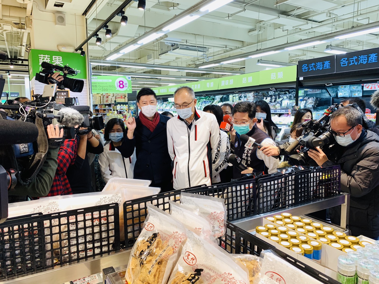 新北市府呼籲各個量販賣場與生鮮超市應配合目前政府相關標示、輔導與管理措施,共同維護市民食安與知情權益。 圖:新北市經發局提供 新北市府呼籲各個量販賣場與生鮮超市應配合目前政府相關標示、輔導與管理措施,共同維護市民食安與知情權益。 圖:新北市經發局提供