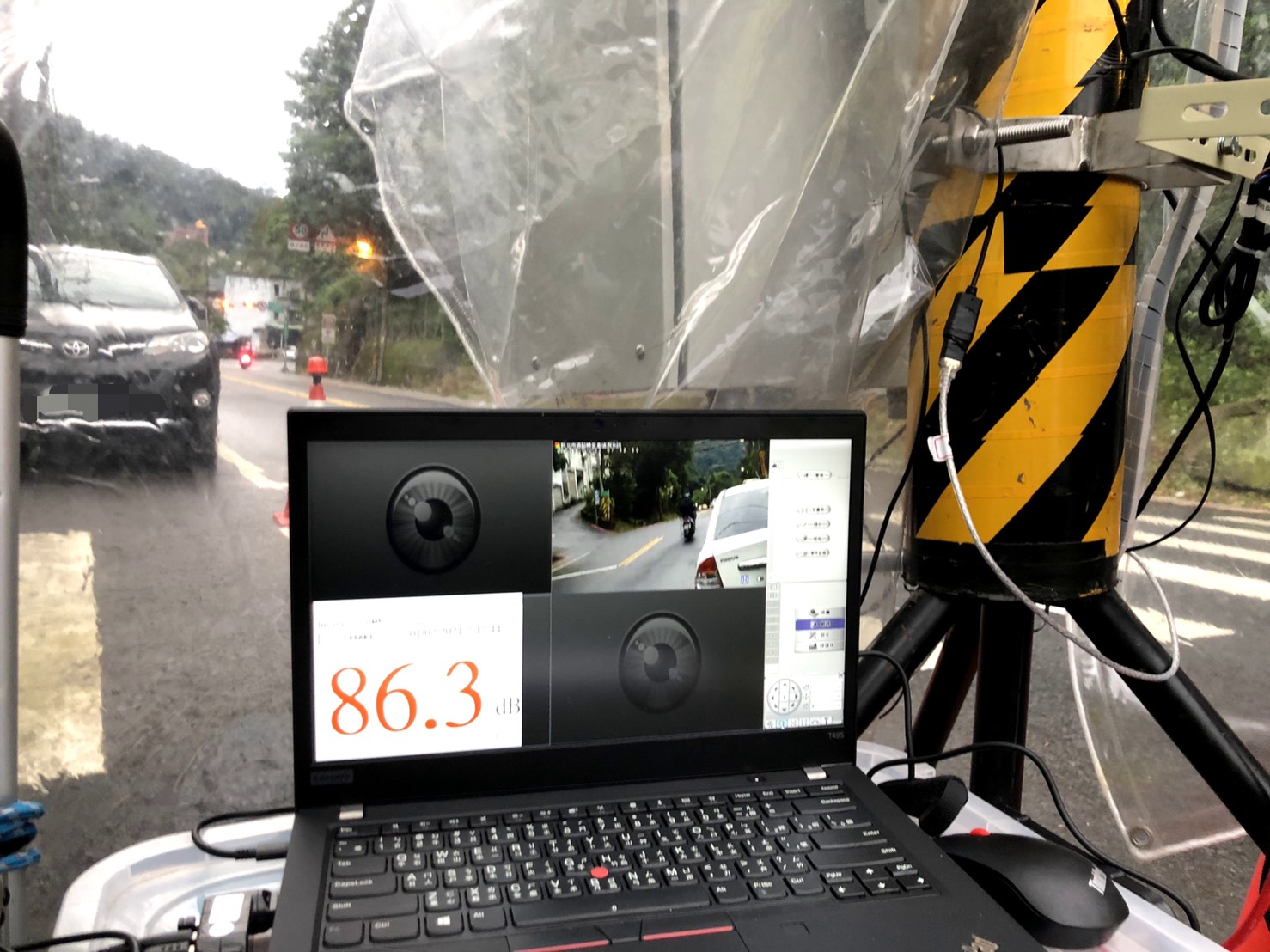 架設移動式聲音照相設備取締噪音車。 圖:新北市環保局提供 架設移動式聲音照相設備取締噪音車。 圖:新北市環保局提供