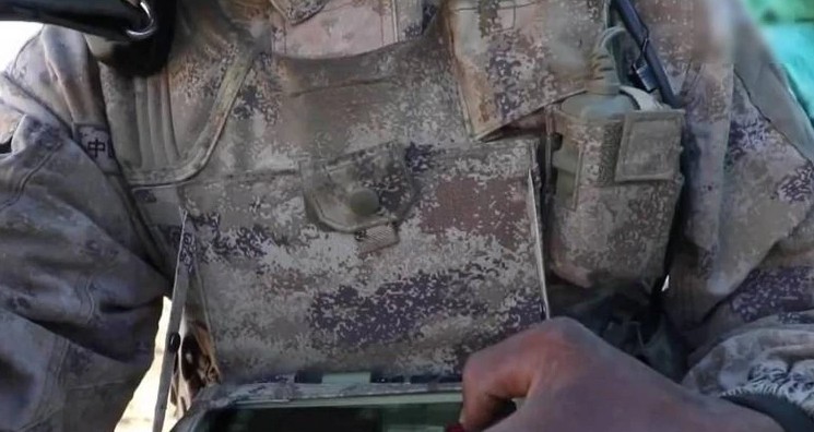 圖為西藏軍區所裝備的「單兵數碼化作戰系統」,該系統具備「自毀」功能。 圖:翻攝央視 圖為西藏軍區所裝備的「單兵數碼化作戰系統」,該系統具備「自毀」功能。 圖:翻攝央視
