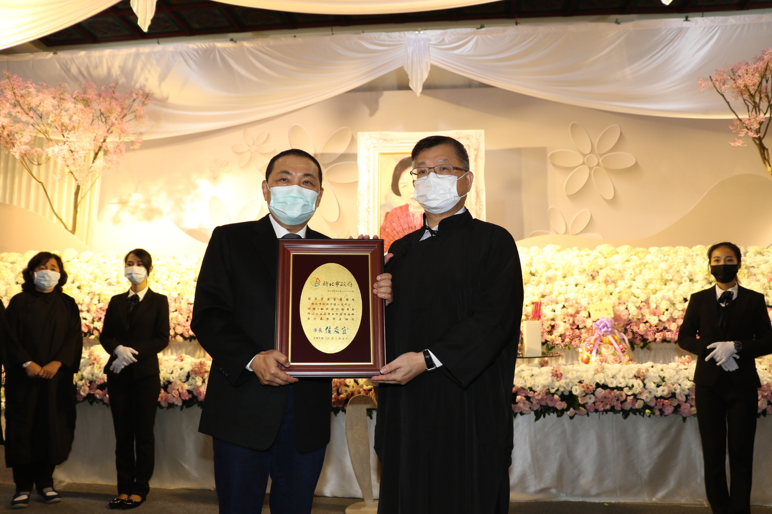 新北市長侯友宜(左)致贈感謝牌給蔡家福侯友宜致詞感念蔡李女士「慈恩長翠、雲愛人間」 。 圖:王峻昌/攝 新北市長侯友宜(左)致贈感謝牌給蔡家福侯友宜致詞感念蔡李女士「慈恩長翠、雲愛人間」 。 圖:王峻昌/攝