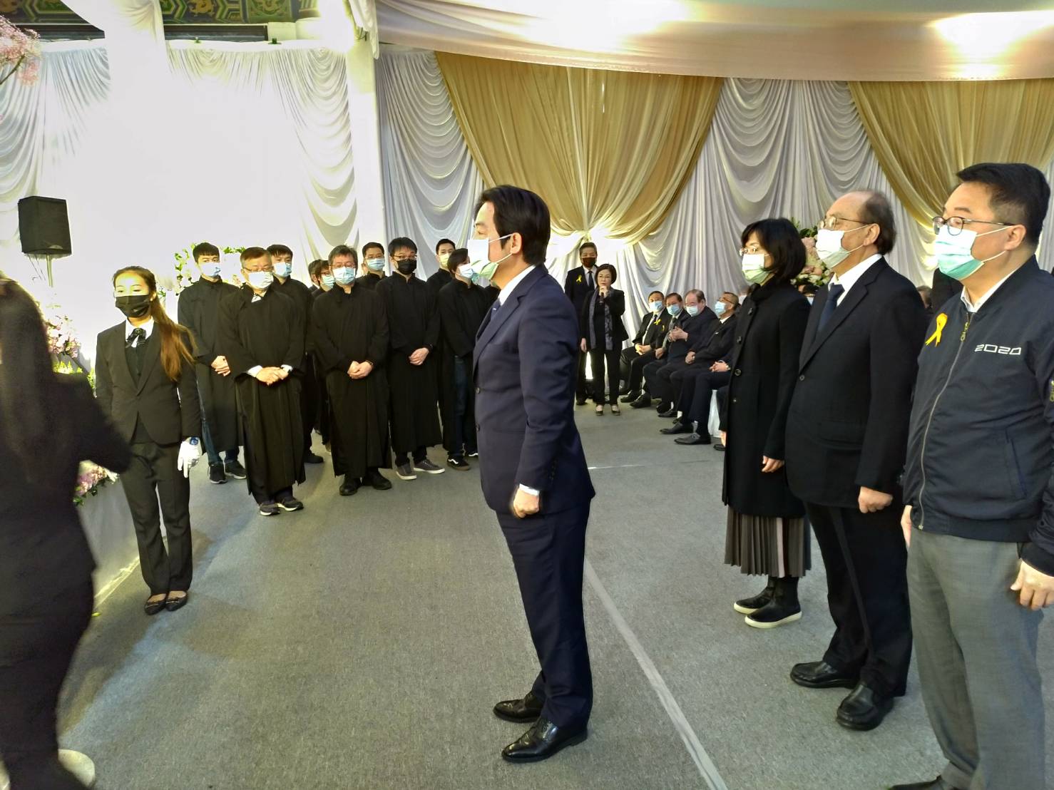 副總統賴清德(前)到場,偕前立法院長蘇嘉全、立院黨團總召柯建銘及立委蘇巧慧、吳秉叡等人鞠躬致哀。 圖:王峻昌/攝 副總統賴清德(前)到場,偕前立法院長蘇嘉全、立院黨團總召柯建銘及立委蘇巧慧、吳秉叡等人鞠躬致哀。 圖:王峻昌/攝