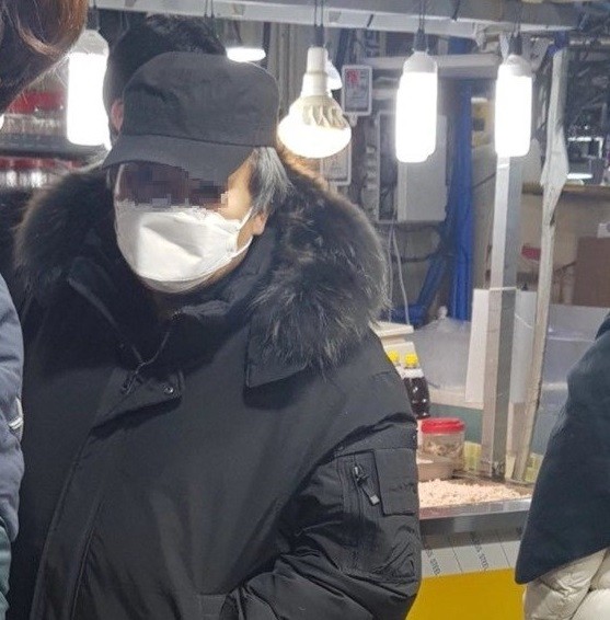 韓國網路論壇出現一則以「趙斗淳外出照片」為題,一張在市場捕捉到和趙斗淳神情、衣著都相當雷同的中年男子照片,引發熱議。 圖:取自於韓網路論壇 韓國網路論壇出現一則以「趙斗淳外出照片」為題,一張在市場捕捉到和趙斗淳神情、衣著都相當雷同的中年男子照片,引發熱議。 圖:取自於韓網路論壇