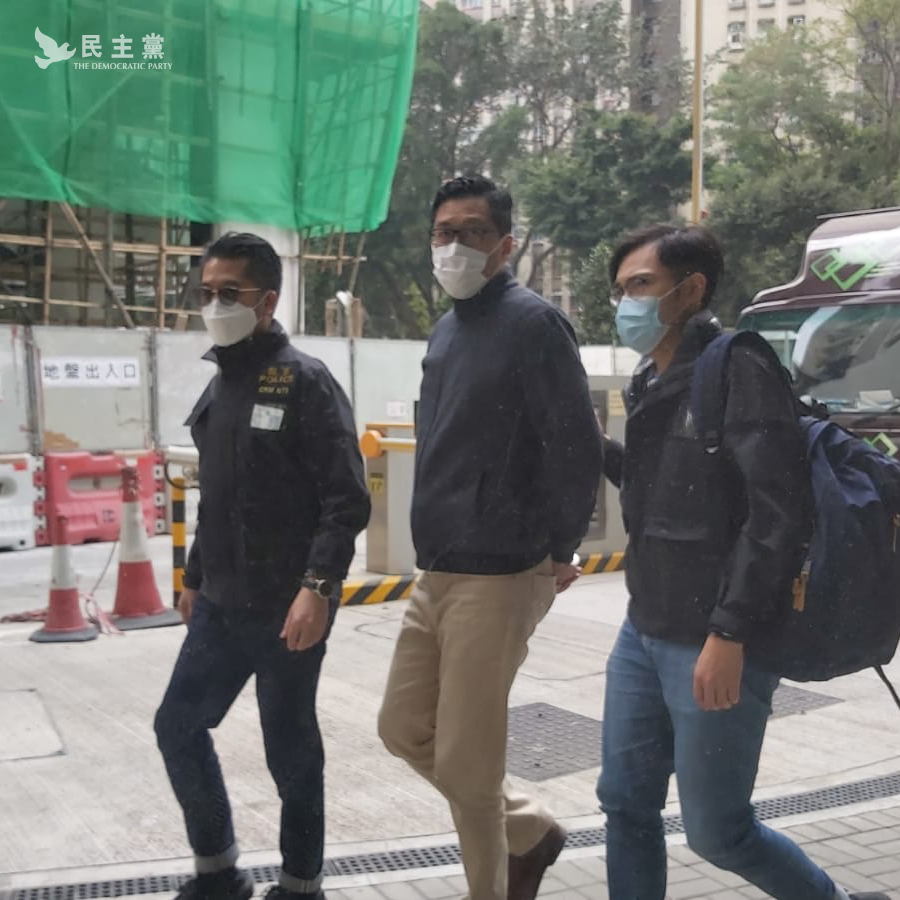 民主黨前立法會議員林卓廷今早被港警國安處人員拘捕,且警察還阻止在場人員進行拍攝。 圖:翻攝自民主黨臉書 民主黨前立法會議員林卓廷今早被港警國安處人員拘捕,且警察還阻止在場人員進行拍攝。 圖:翻攝自民主黨臉書