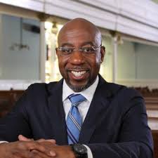 華諾克(Raphael Warnock)是亞特蘭大市資深的浸信教會牧師,將成為喬治亞州的首位非裔參議員,也是喬州近20年來的首位民主黨籍參議員。 圖 : 翻攝自推特 華諾克(Raphael Warnock)是亞特蘭大市資深的浸信教會牧師,將成為喬治亞州的首位非裔參議員,也是喬州近20年來的首位民主黨籍參議員。 圖 : 翻攝自推特