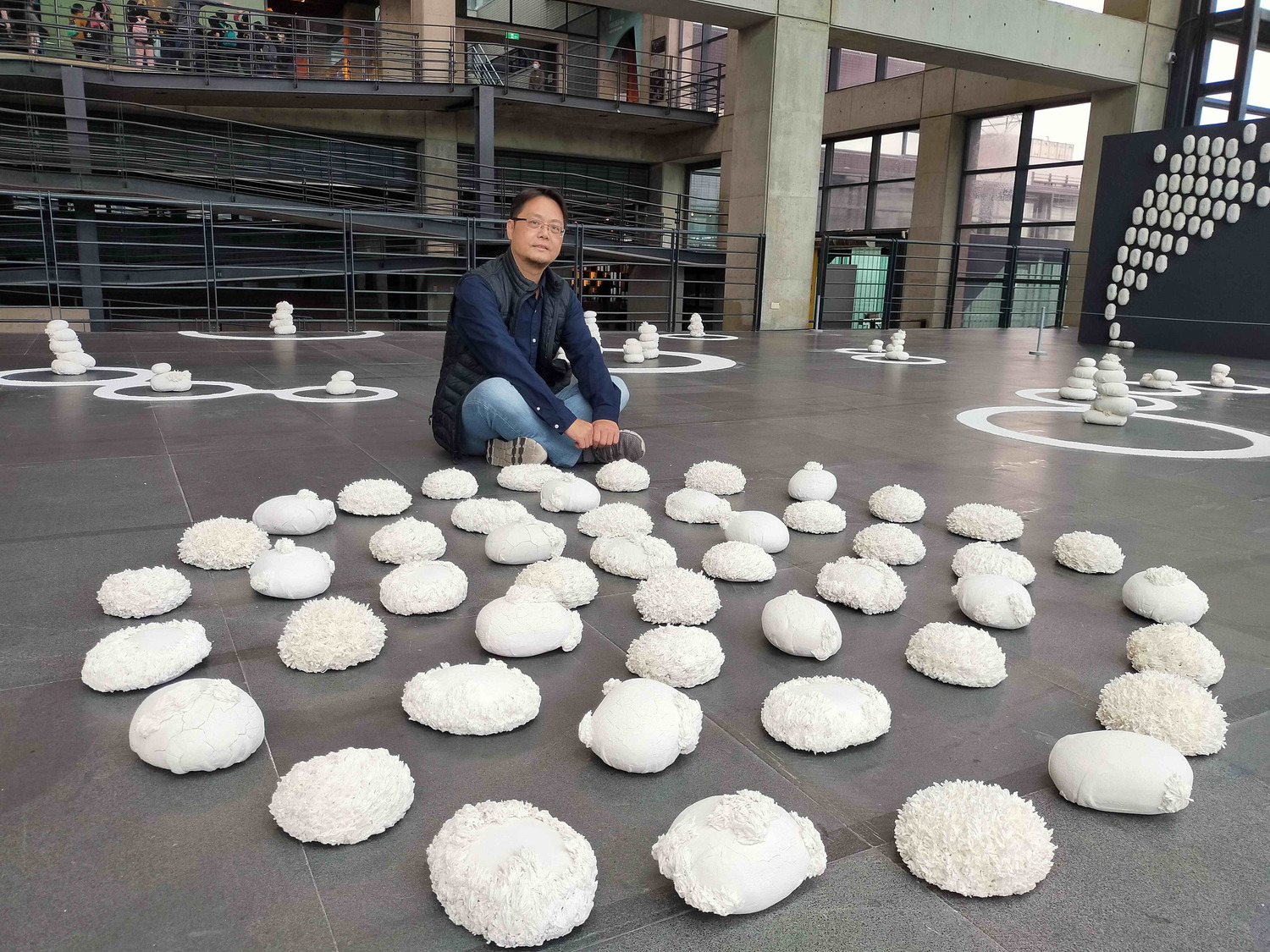 陳加峯觀察四季循環在石頭上的轉換變化所創作的《緣起緣滅》。 圖:鶯歌陶瓷博物館提供 陳加峯觀察四季循環在石頭上的轉換變化所創作的《緣起緣滅》。 圖:鶯歌陶瓷博物館提供