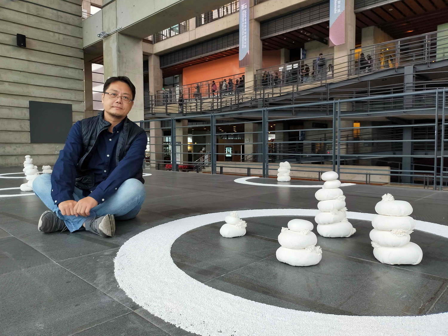 《Balance》透過堆砌石陳加峯觀察四頭造形,傳達不習慣、孤寂生活中,需要重新尋找平衡點、療癒自我。 圖:鶯歌陶瓷博物館提供 《Balance》透過堆砌石陳加峯觀察四頭造形,傳達不習慣、孤寂生活中,需要重新尋找平衡點、療癒自我。 圖:鶯歌陶瓷博物館提供